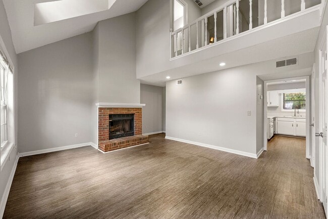 Building Photo - Renovated Modern 2BR Townhome in Prime Kennesaw Location