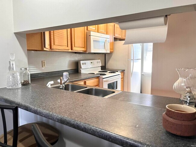 Building Photo - 519 E Graham Pl