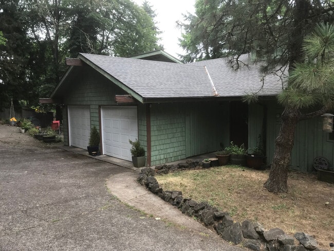 Building Photo - 3 Bedroom Home in SE Eugene