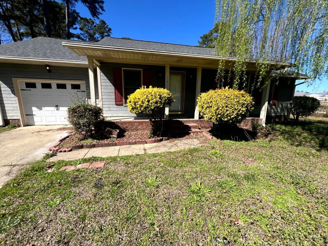 Foto principal - 1200 Bostian Dr