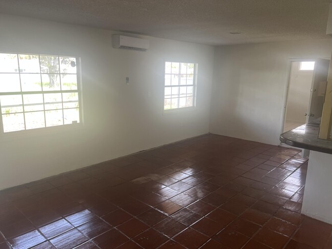 Foto del edificio - 4004 E Shore Rd
