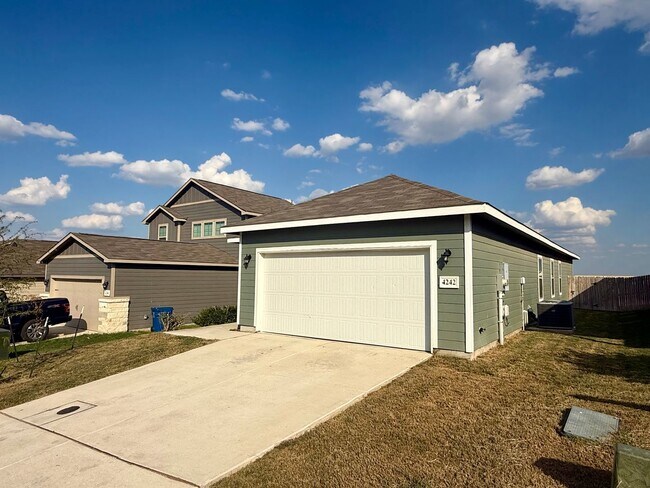 Foto del edificio - Lovely 1-story 4 bedroom/2 bath home is an...