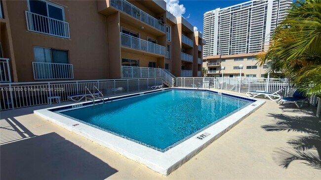 Foto del edificio - 17051 NE 35th Ave