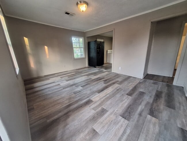 Building Photo - Affordable 3 Bedroom Duplex