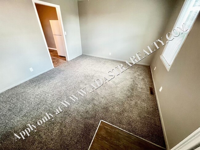 Building Photo - MOVE IN SPECIAL!! Affordable duplex in Kan...