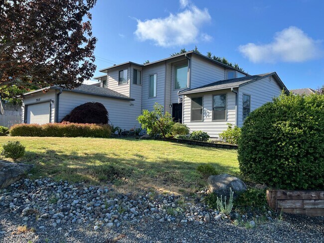 Foto del edificio - Stunning 4 Bedroom 2.5 Bath with Peek-a-Boo View of Puget Sound