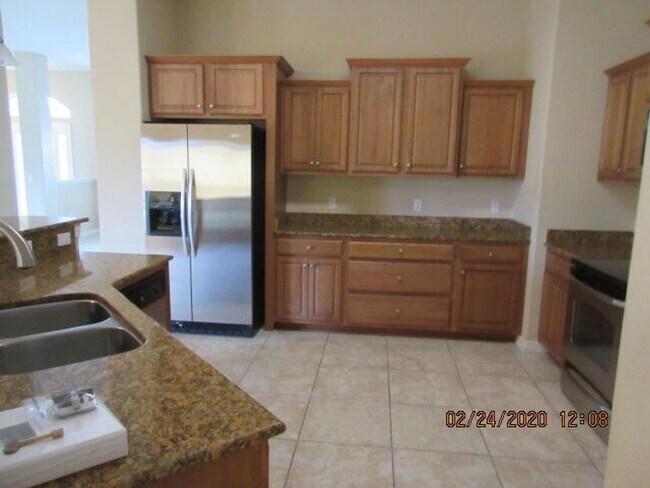 Building Photo - Spacious Home in Navarre!