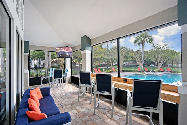 Building Photo - Country Club Lakes