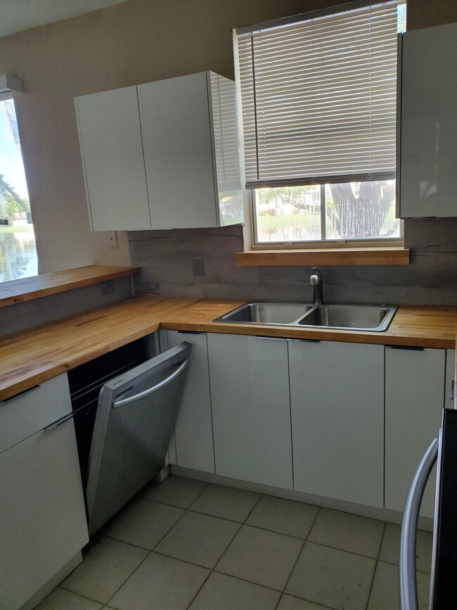 Building Photo - 2209 Shoma Dr