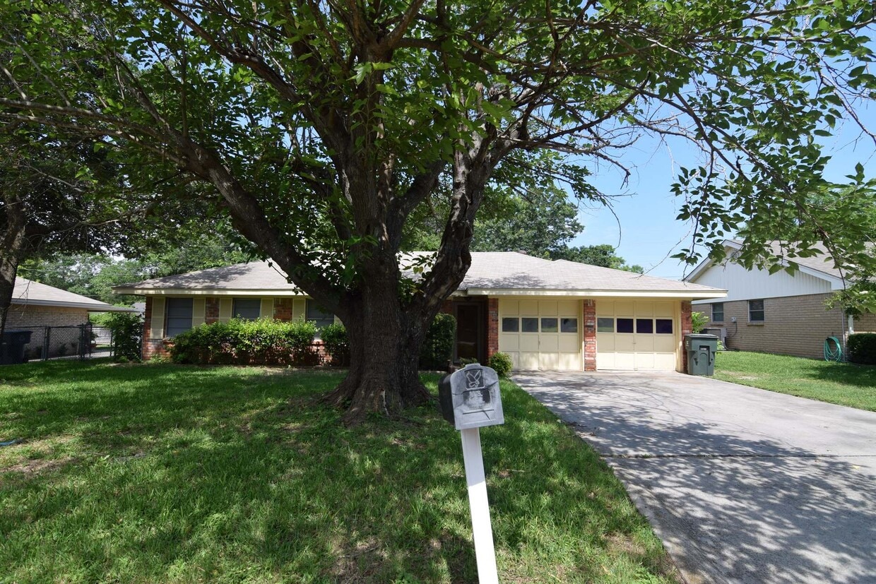 Primary Photo - 3814 Rosemary Ln
