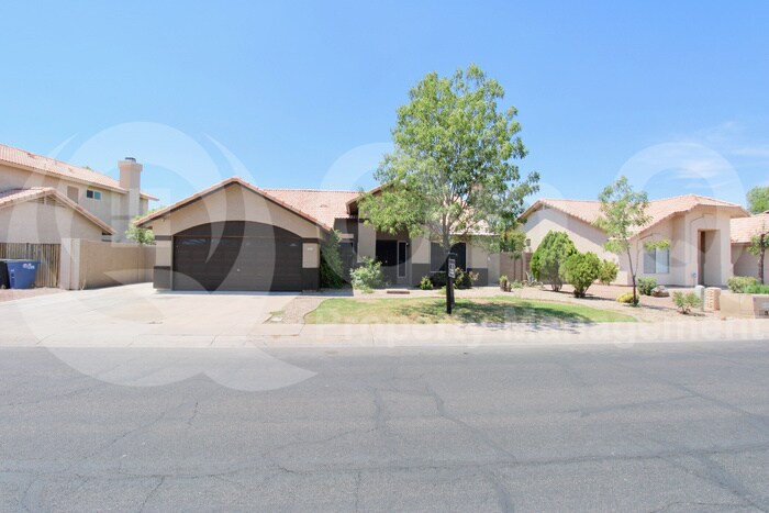 Primary Photo - 661 W Horseshoe Ave