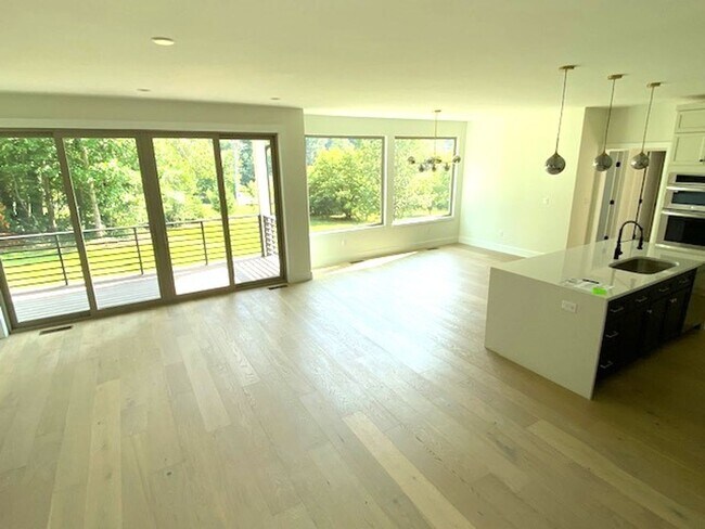 Building Photo - Great home in South Asheville