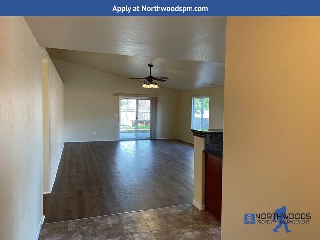 Building Photo - Beautiful 1942 Sq. Ft. 3 Bedroom 2 Bathroo...