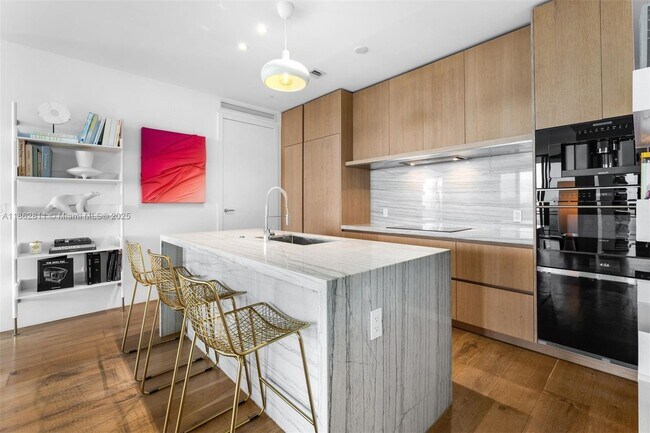 Building Photo - 8701 Collins Ave