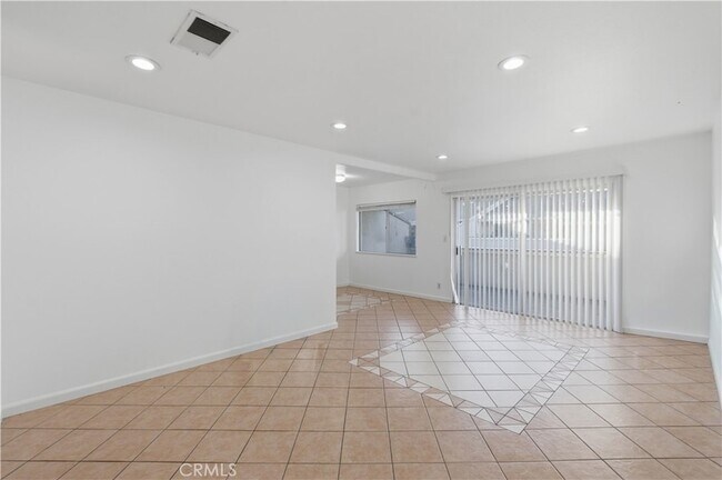 Foto del edificio - 1250 S Brookhurst St