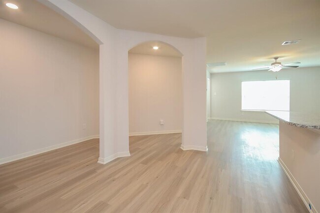 Building Photo - 25310 Shadowdale Dr