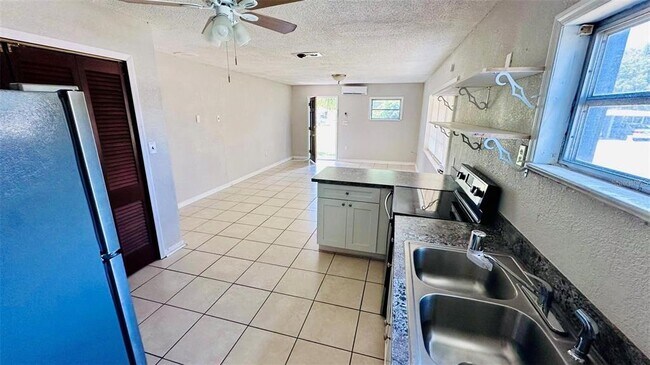 Foto del edificio - 1310 N Combee Rd