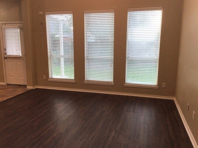 Foto del edificio - 2718 Lakecrest Way Dr
