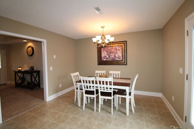 Building Photo - Popular Linwood Plantation - 3/2, huge fen...