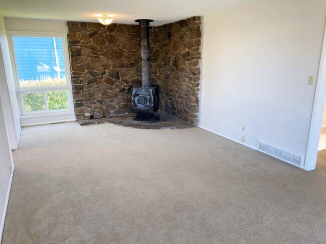 Building Photo - 3 bed 1 bath single story home