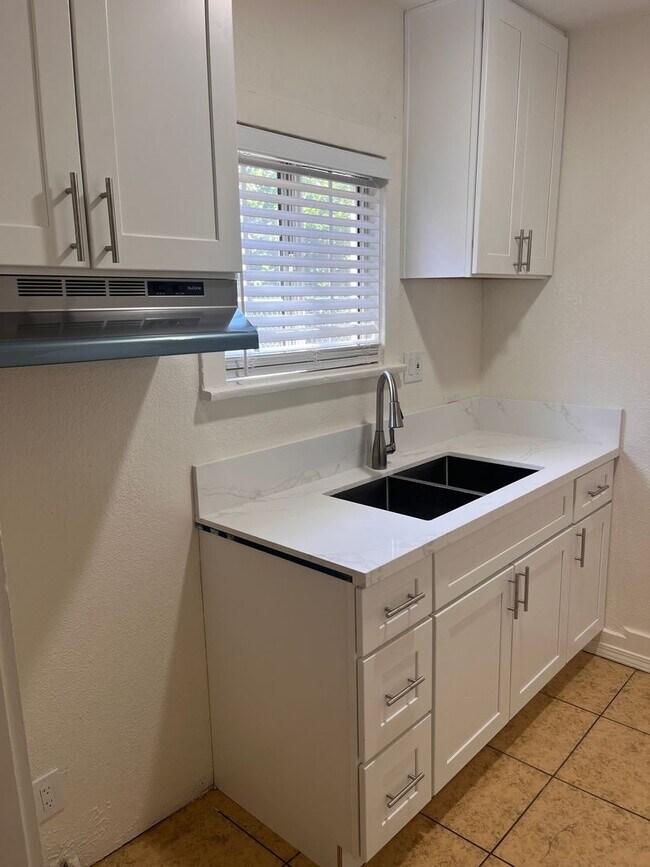 Foto del edificio - 361 W 16th St