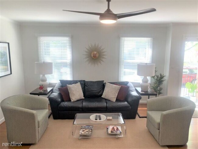 Building Photo - 3 br, 1.5 bath Townhome - 14 1/2 Short St