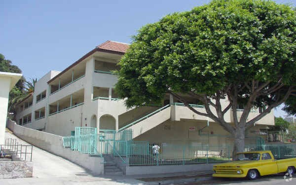 Primary Photo - 5271 N Huntington Dr