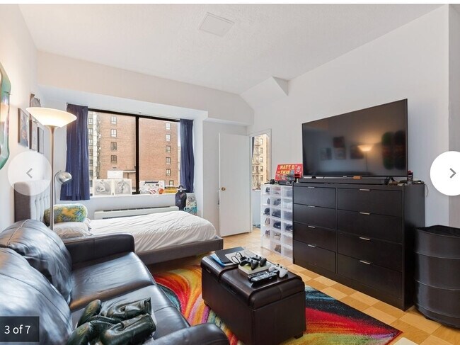 Building Photo - 275 W 96th St