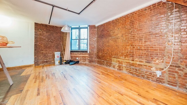 Foto del edificio - 3 br, 1 bath Apartment - 27 Arion Pl Unit 11L