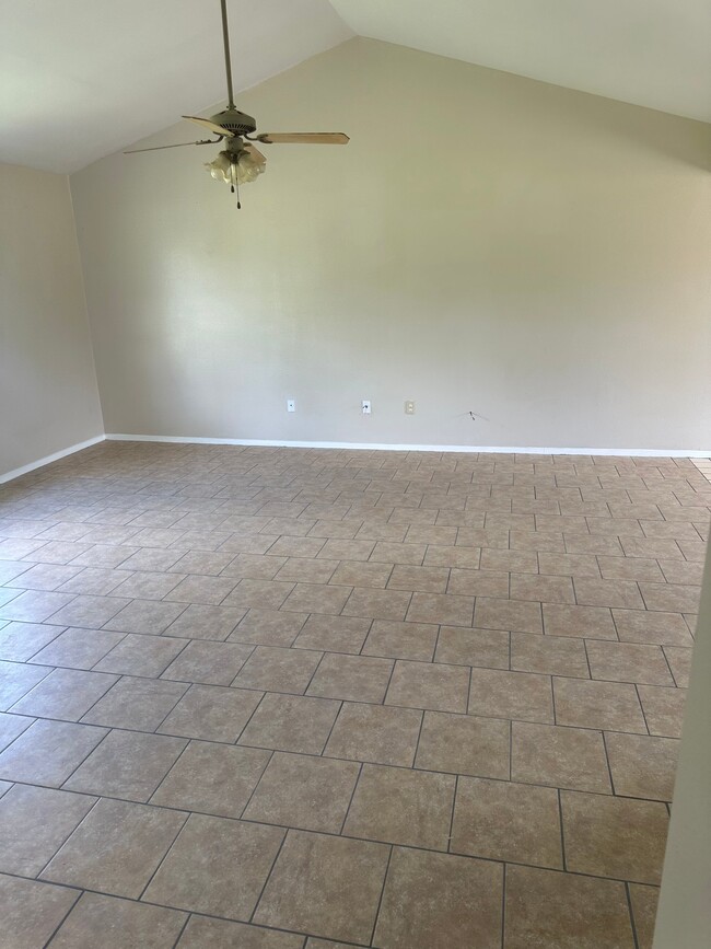 Building Photo - 112 E Crest Dr