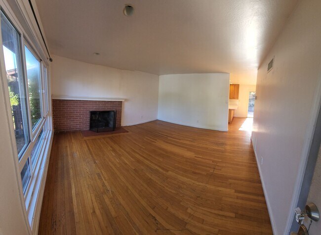 Building Photo - 556 Princeton-Cute house close to poly!