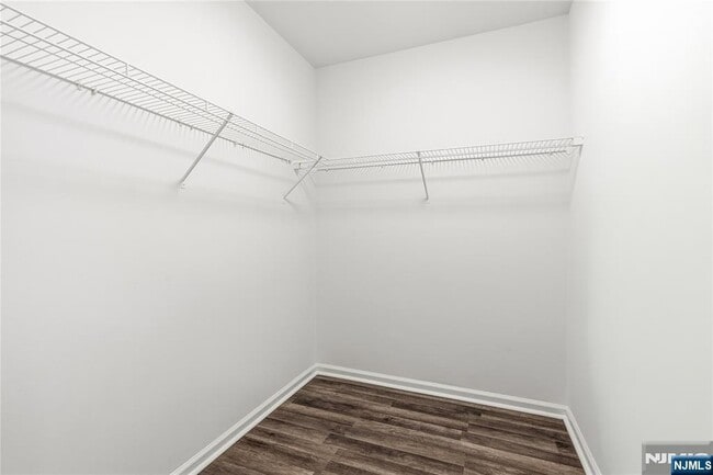 Building Photo - 905 River Rd