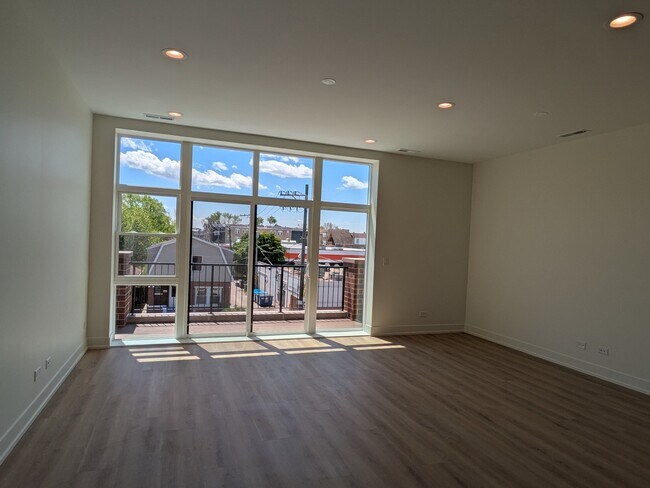Building Photo - 4740 W Addison St
