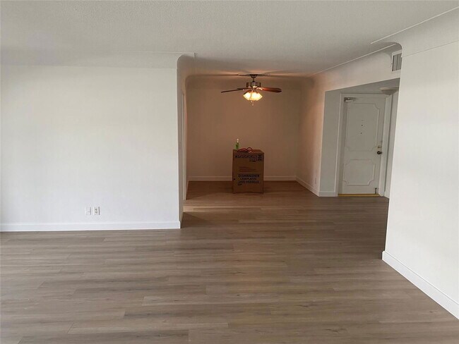 Building Photo - 3051 NE 47th Ct
