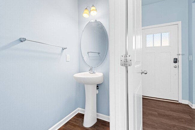 Building Photo - Excellent 3 Br Townhouse with Community Pool!