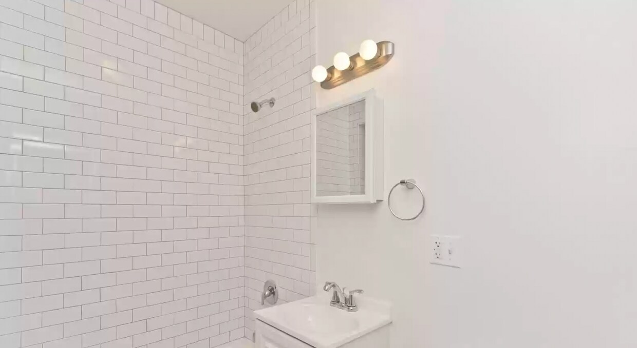 Foto principal - 2359 N Drake Ave