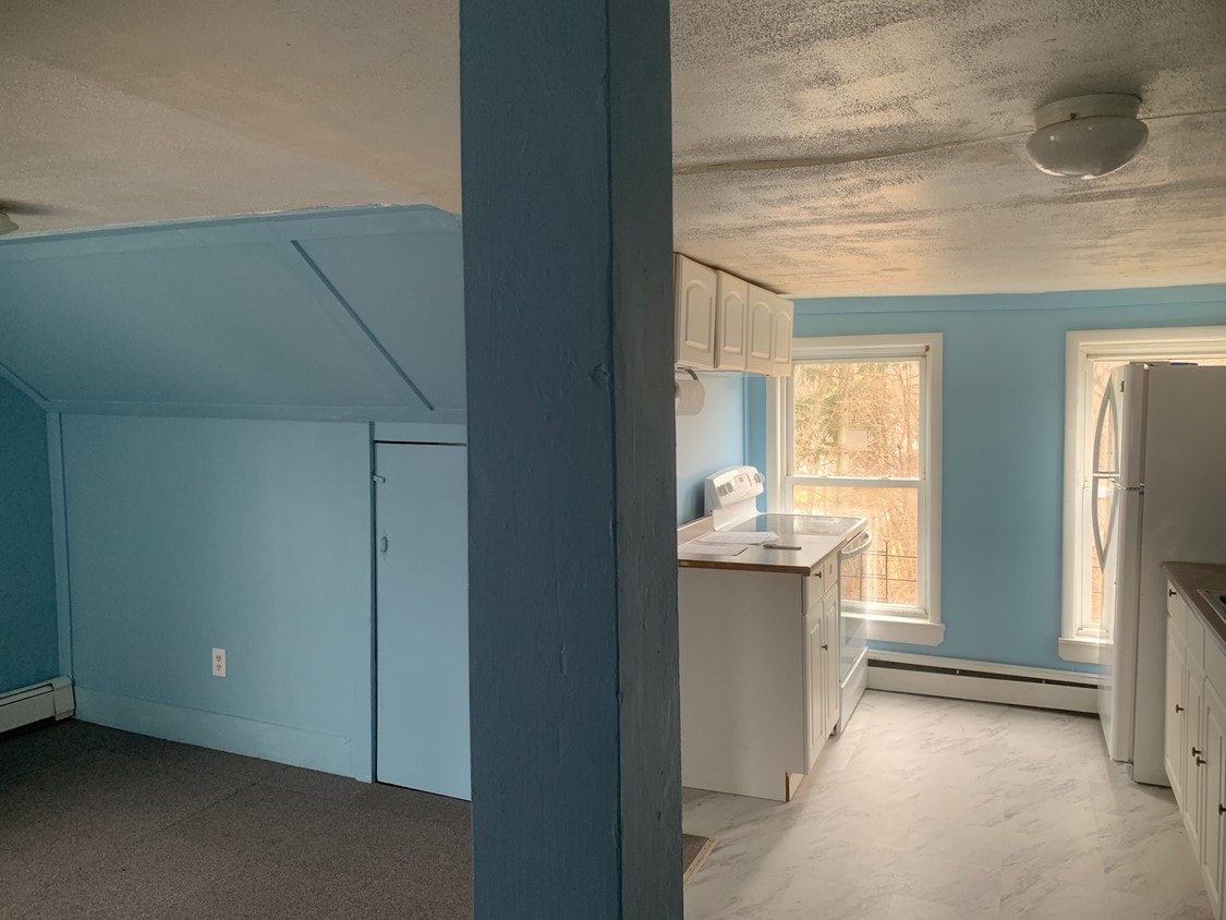 Living room / kitchen studio - 176 Main St