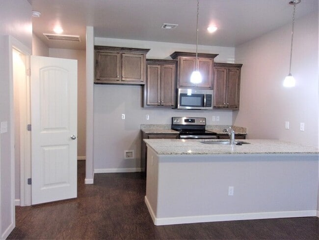 Building Photo - 2 BED 1 BATH 1 CAR GARAGE TOWNHOUSE-DEL CITY
