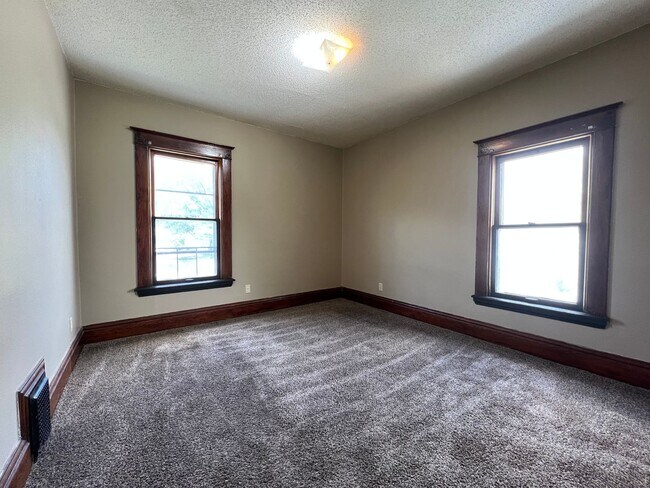 Building Photo - 919 3rd Ave N