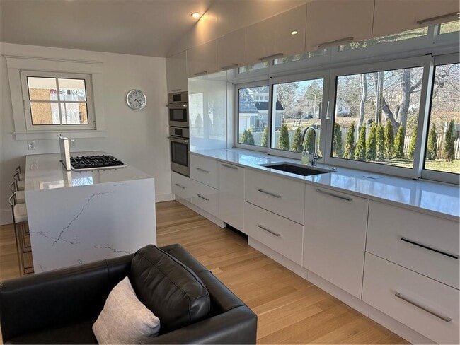 Foto del edificio - 76 Memorial Blvd