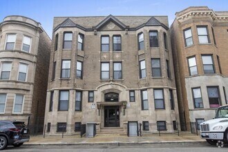 Building Photo - 908 W Montrose Ave