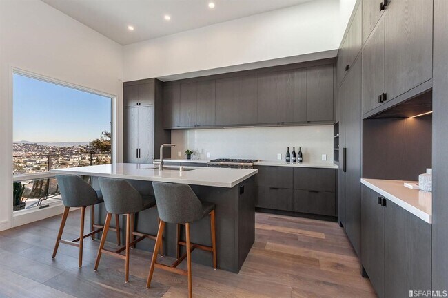 Foto del edificio - Glen Park: Impressive Top Floor Unfurnishe...