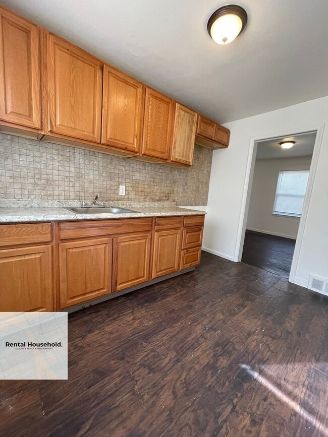 Building Photo - Dream Bungalow Awaits: Space, Style & Serenity!~ $1400