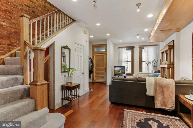 Building Photo - 1116 Monroe St NW