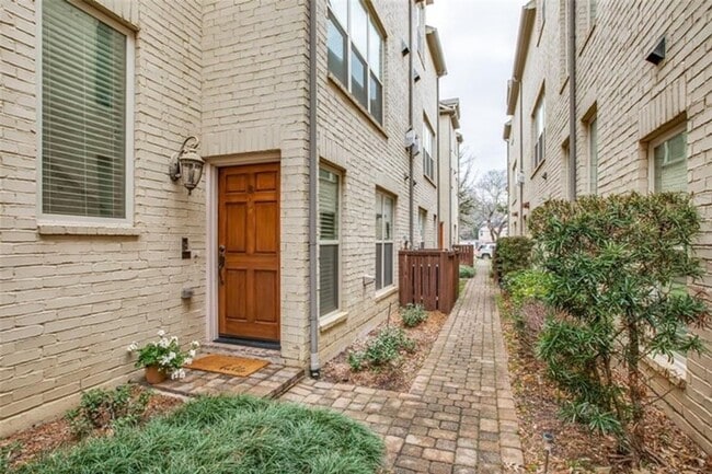 Building Photo - 3 bed 3.1 bath minutes from HPHS