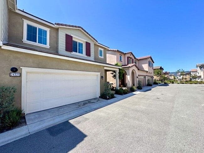 Building Photo - Beautiful 3 bedroom Town house available f...