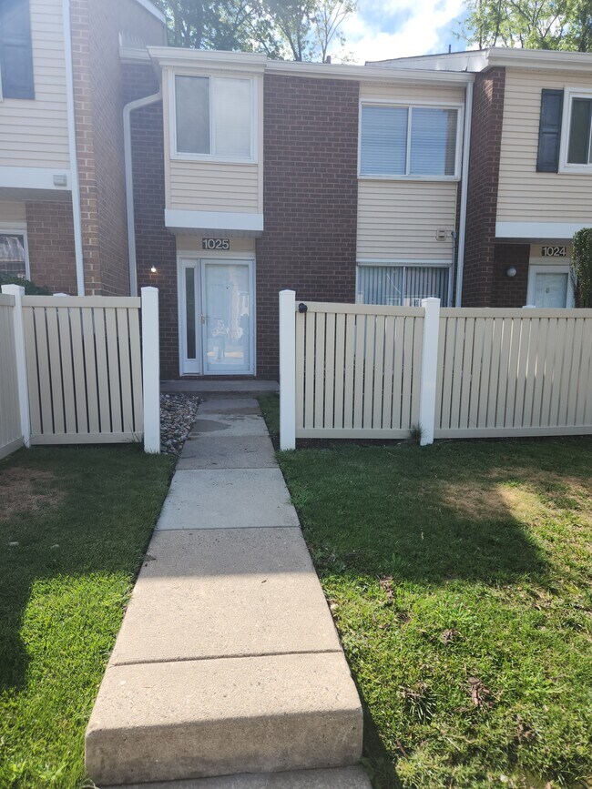 Foto del edificio - 1025 Oaklyn Ct