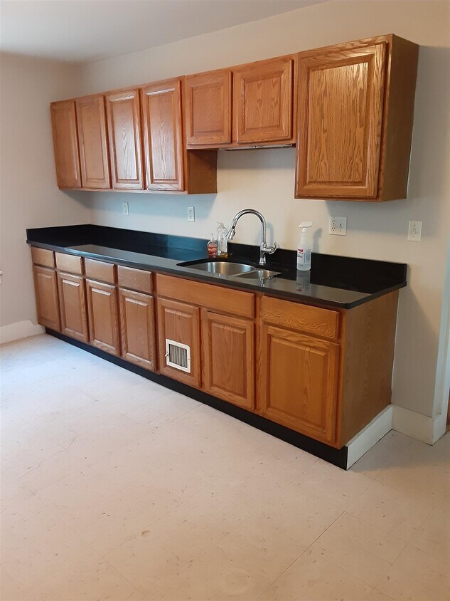 23 Union St Unit 1, Springfield, VT 05156 Room for Rent in