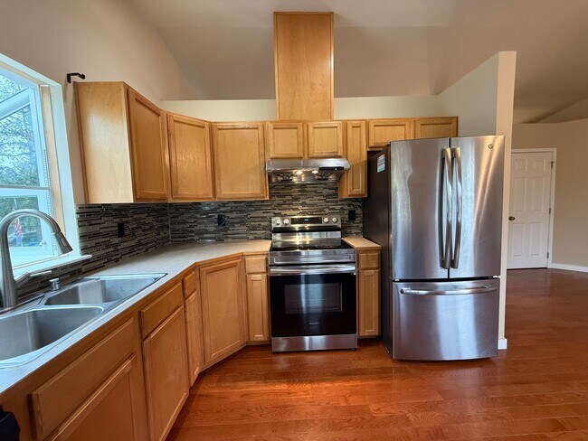 Foto del edificio - Beautiful Split-Entry 4 Bed 3 Bath Home Fully Fenced Yard