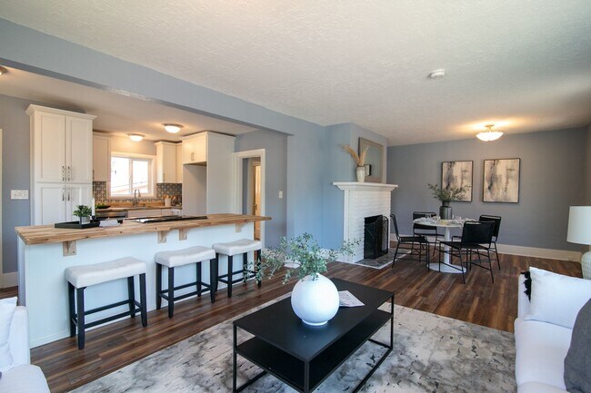 Building Photo - Beautifully Remodeled 3 Bed/1 Bath Bungalo...